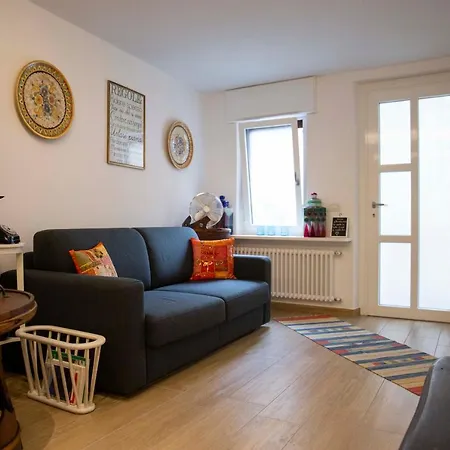 Le Rondini - Courtyard With Balcony & Terrace Apartman Lesa