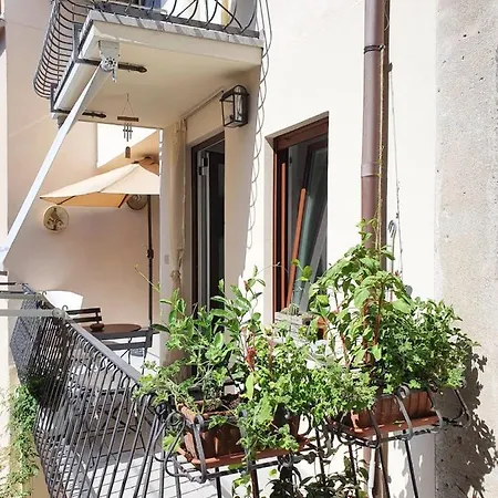 Le Rondini - Courtyard With Balcony & Terrace Леза