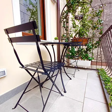 Le Rondini - Courtyard With Balcony & Terrace Lesa