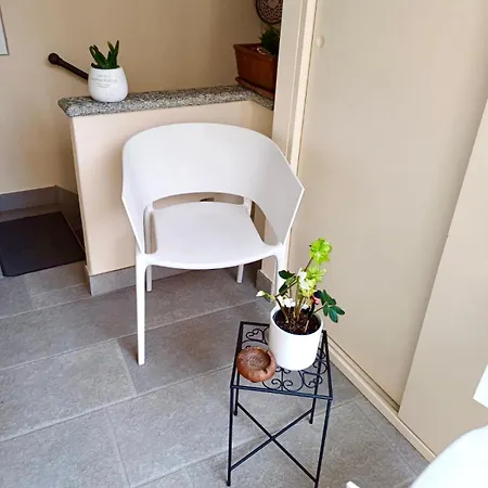 Le Rondini - Courtyard With Balcony & Terrace Апартаменты *