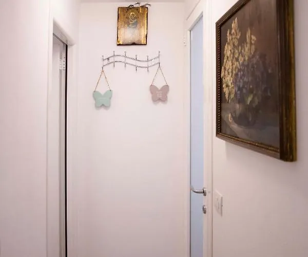 Le Rondini - Courtyard With Balcony & Terrace