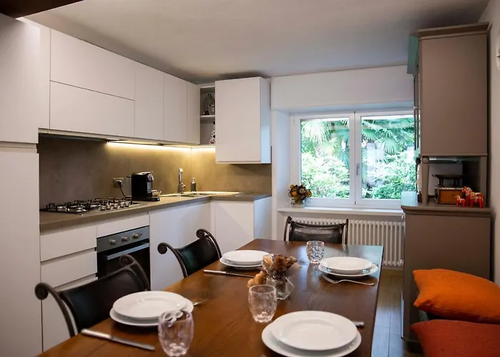 Le Rondini - Courtyard With Balcony & Terrace 아파트 레사