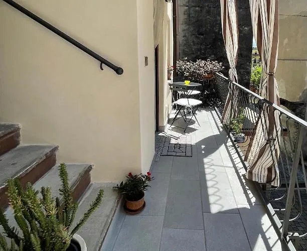 Le Rondini - Courtyard With Balcony & Terrace 레사