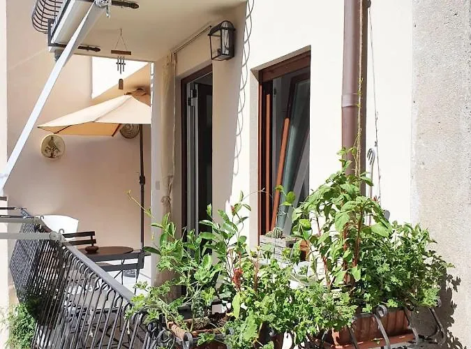 Le Rondini - Courtyard With Balcony & Terrace Lesa