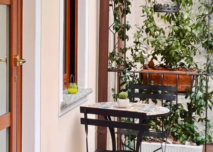 Le Rondini - Courtyard With Balcony & Terrace Lesa